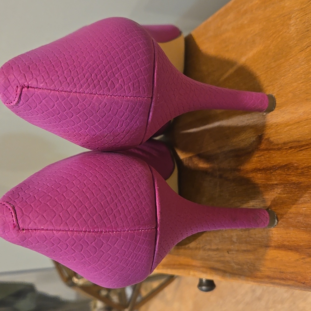 BCBGeneration Vibrant Pink Textured Pointed Toe Heels Size 8.5 - Picture 6 of 16